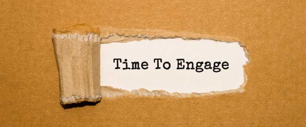 Ein sandfarbenes Papier, was in der Mitte rechteckig aufgerissen worden ist. Dort wird ein weißer Hintergrund sichtbar, der einen Text enthält. Dort steht: Time To Engage